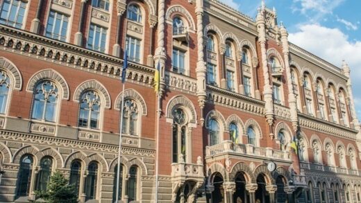 Новини бізнесу - Банки майже втричі скоротили ввезення готівкових доларів в Україну