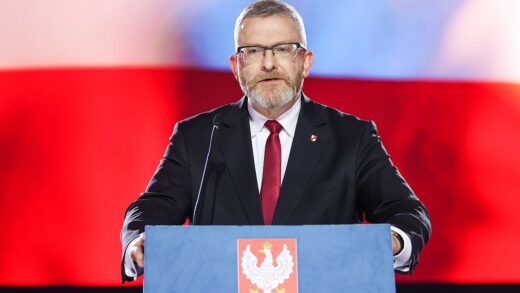 Новини світу - Кандидат у президенти Польщі зірвав прапор ЄС і витер ним взуття