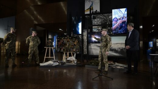 Новини України - Командир 225 ОШП передав Музею війни унікальні трофеї
