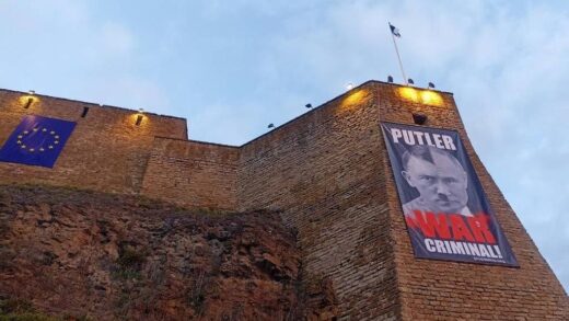 Новини світу - На кордоні з Росією вивісили плакат з "Путлером"