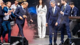Новини світу - Невідомий кинув димову шашку в бік прем'єрів Нідерландів і Польщі
