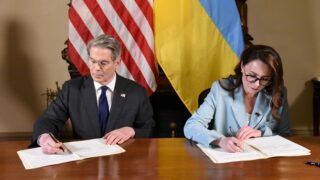 Новини України - Стало відомо, як українці оцінюють угоду про копалини