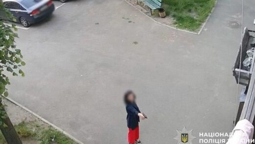 Новини Києва - У Києві жінка стріляла по дверях багатоповерхівки