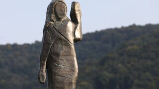 Новини світу - У Словенії зникла статуя Меланії Трамп