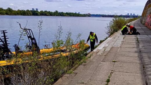 Новини Києва - В Києві жінка впала в Дніпро з Пішохідного мосту