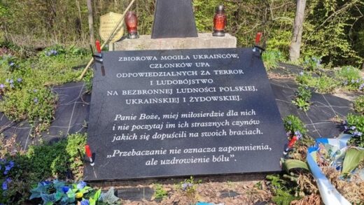 Новини світу - З могили воїнів УПА в Польщі демонтували провокативну плиту