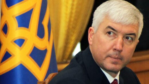 Новини України - Ексміністрів оборони України підозрюють у зраді