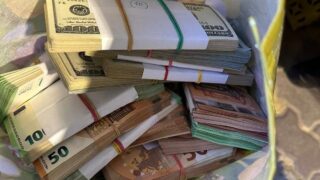 Новини України - Митники відібрали на кордоні 220 тис. євро, сховані в багажнику авто