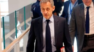 Новини світу - Саркозі позбавили найвищої державної нагороди