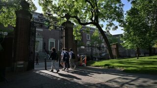 Новини світу - США відновлюють студентські візи, але з перевіркою соцмереж