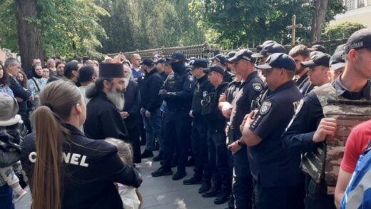 Новини України - У Чернівцях сталася масштабна сутичка між вірянами УПЦ МП та ПЦУ