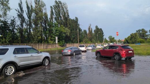 Новини Києва - У Києві негода пошкодила автомобілі та майно