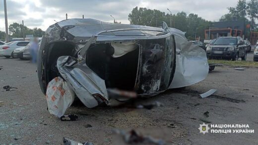 Новини України - У Полтаві Tesla влетіла в парковку, є постраждалі