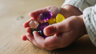Новини світу - В Данії діти потруїлися знайденими цукерками з канабісом
