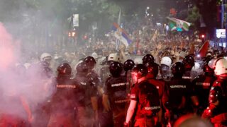 Новини світу - В Сербії спалахнули масові протести, що переросли в сутички