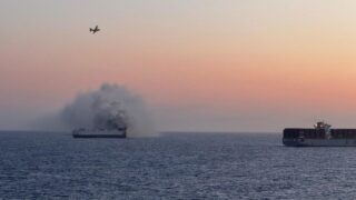 Новини світу - В Тихому океані затонуло судно з 3000 авто, яке горіло три тижні