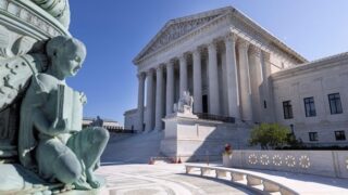 Новини світу - Верховний суд США заборонив нижчим судам блокувати укази Трампа