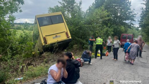 Новини України - На Вінниччині автобус з пасажирами злетів у кювет