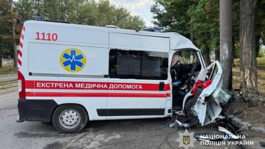 Новини України - У Дніпрі "швидка" врізалась у стовп, загинув медик