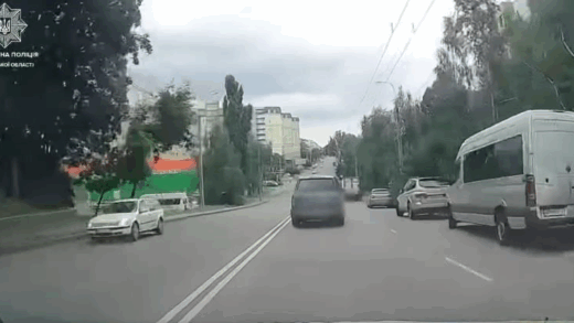 Новини України - У Рівному п'яний водій врізався в магазин, тікаючи від патрульних