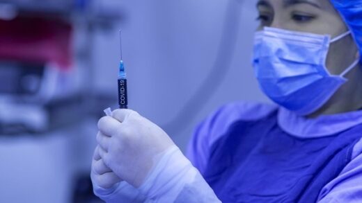 Новини світу - Вчені підрахували, скільки життів врятували вакцини проти COVID-19