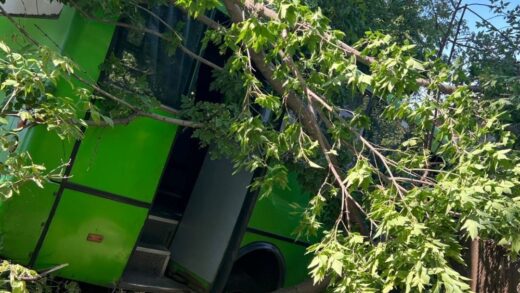 Новини України - "Водію стало зле": в Харкові автобус потрапив в ДТП, є потерпілі
