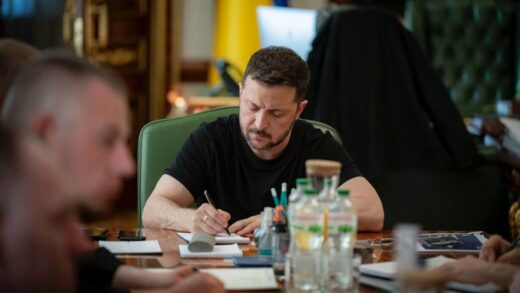 Новини України - Зеленський підписав три невідкладні закони
