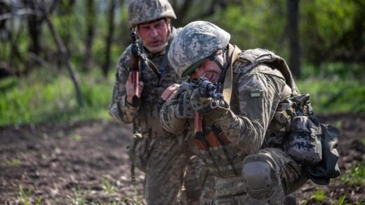 Новини України - Зеленський схвалив військові контракти 60+