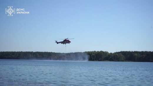 Для ліквідації наслідків удару по столиці залучалась авіація ДСНС України