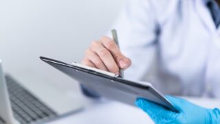 Технології - Часте використання ШІ знижує уважність лікарів - дослідження