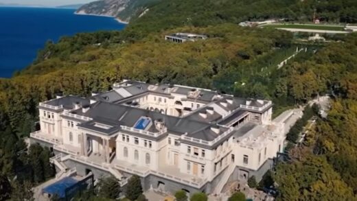 Новини світу - Дрони підпалили ліс під палацом Путіна - ЗМІ