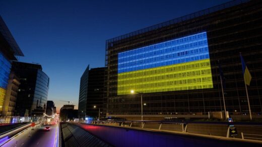 Новини України - Кольорами мужності сяють будівлі ЄК - фон дер Ляєн