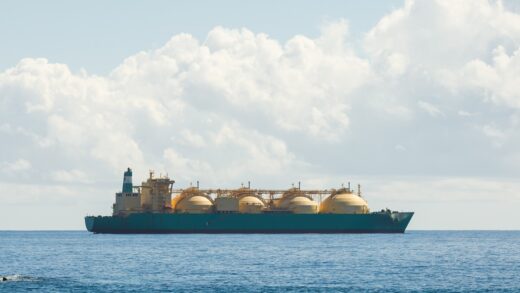 Новини світу - Підсанкційне судно прибуло до російського заводу СПГ