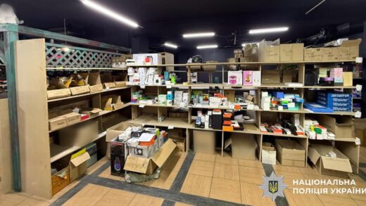 Новини України - У Дніпрі викрили схему продажу фейкових гаджетів відомого бренду
