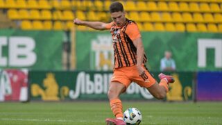 Новини спорту - У матчі Шахтаря з Вересом ровенські фани поспівчували втраті батька гравцем