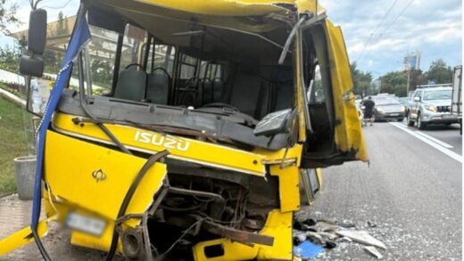 Новини Києва - В Києві маршрутка врізалася в автобус на зупинці