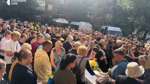 Новини Києва - В Києві проводжають в останню дворічну Ангеліну та її маму