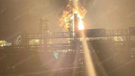 Новини світу - Атака дронів: у Леніградській області горить НПЗ