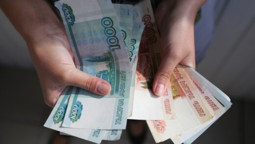 Новини бізнесу - Рубль обвалився до мінімуму з квітня на тлі погроз Трампа щодо санкцій