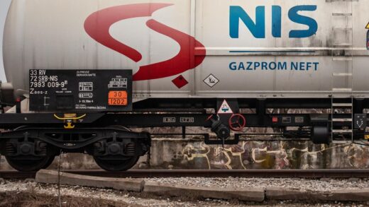 Новини світу - США накладуть санкції на нафтову компанію NIS - президент Сербії
