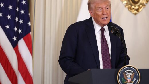 Новини бізнесу - Трамп запровадив нові мита на деревину та меблі
