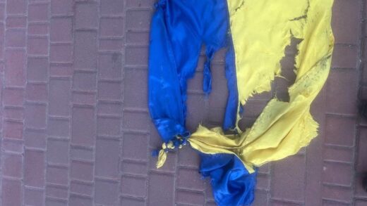 Новини України - У Кропивницькому чоловік зірвав і розтоптав прапор України
