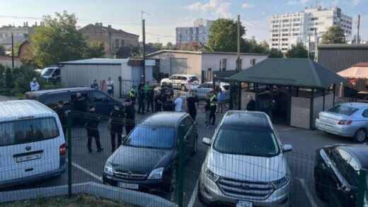 Новини України - У Луцьку натовп пошкодив автомобіль ТЦК