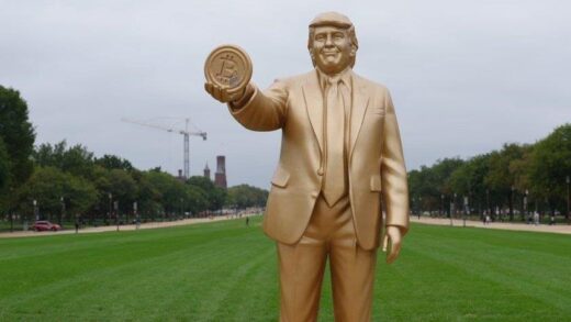 Новини світу - У Вашингтоні встановили "золоту" статую Трампа