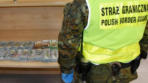Новини світу - Українка намагалася провезти у Польщу купу валюти у валізі