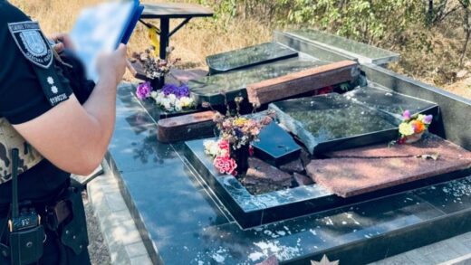 Новини України - В Одесі чоловік пошкодив майже 30 пам’ятників на кладовищі
