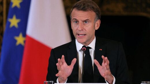 Новини світу - Макрон відмовився складати повноваження президента