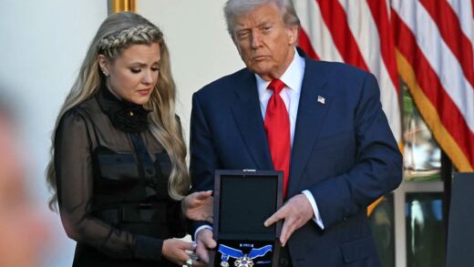 Новини світу - Трамп посмертно нагородив Кірка найвищою громадянською нагородою