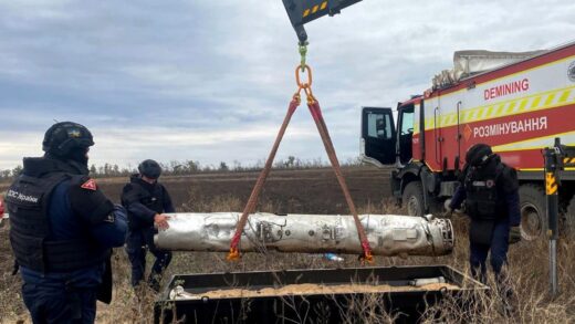 Новини України - Тубус з нерозірваними авіаракетами РФ виявили в полі на Харківщині