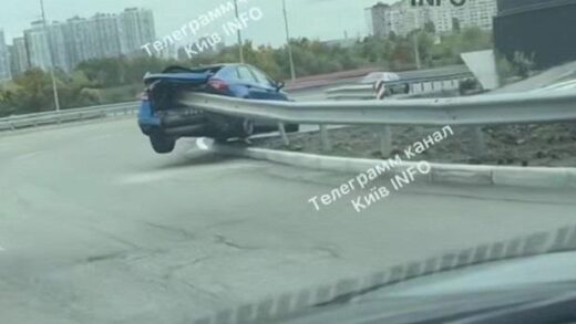 Новини Києва - У Києві авто насадилось на відбійник